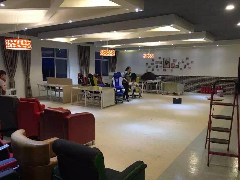 一偉網咖-騰方PVC石塑片材地板