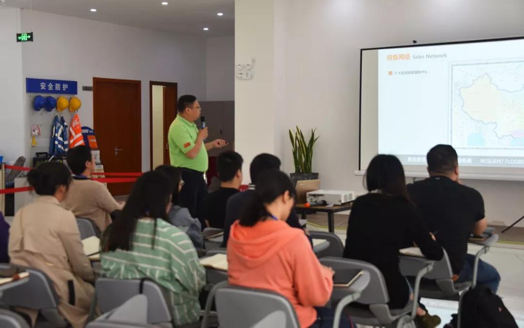 美圣雅恒區域銷售總監何小虎介紹美圣雅恒品牌