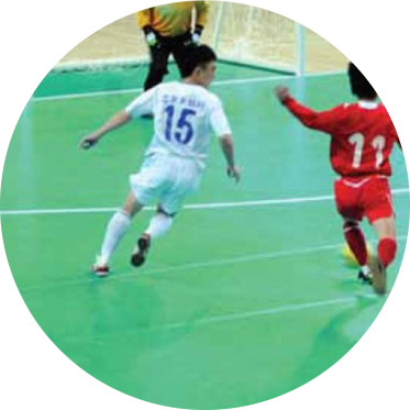 看不了世界杯？室內足球地膠場地同樣讓你過足癮
