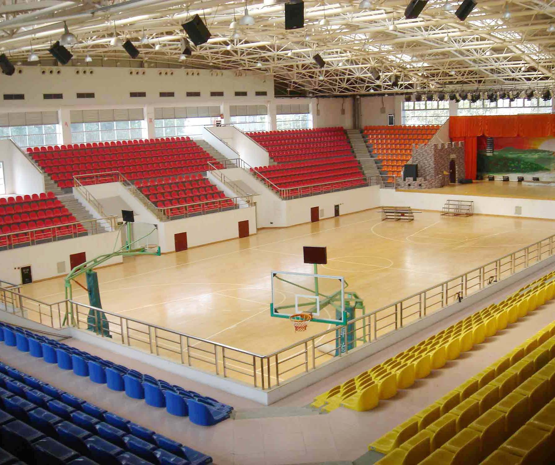 快來(lái)新鋪的籃球場(chǎng)試試你的彈跳力!