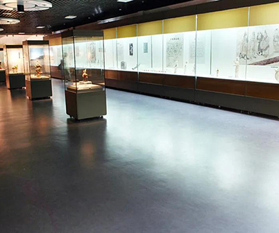 男孩，女孩，來看看這里的博物館塑膠地板~